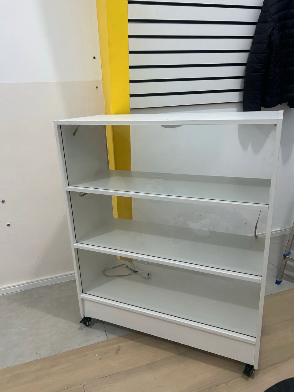 Balcão vitrine expositora com rodinha - Foto 4