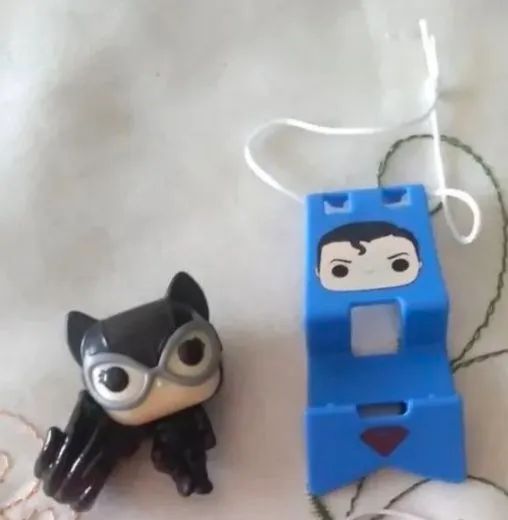 Mulher Gato + Suporte de Celular Superman Kinder Joy DC (Valor Dos Dois Juntos) 