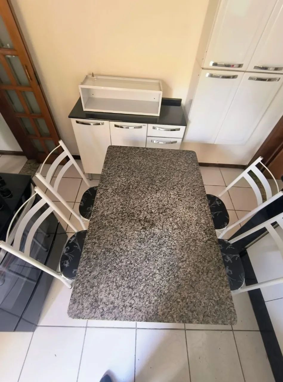Mesa de mármore com 4 cadeiras em ótimo estado  - Foto 3