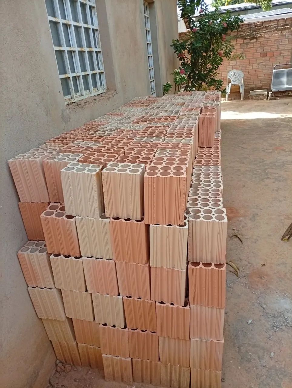 Vende se um milheiro de tijolo nunca foram usados pra vi buscar 550