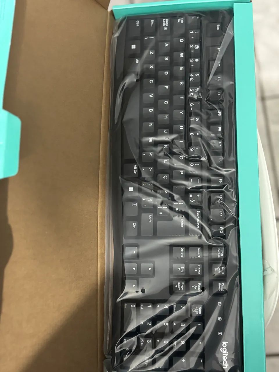 Teclado Logitech na caixa