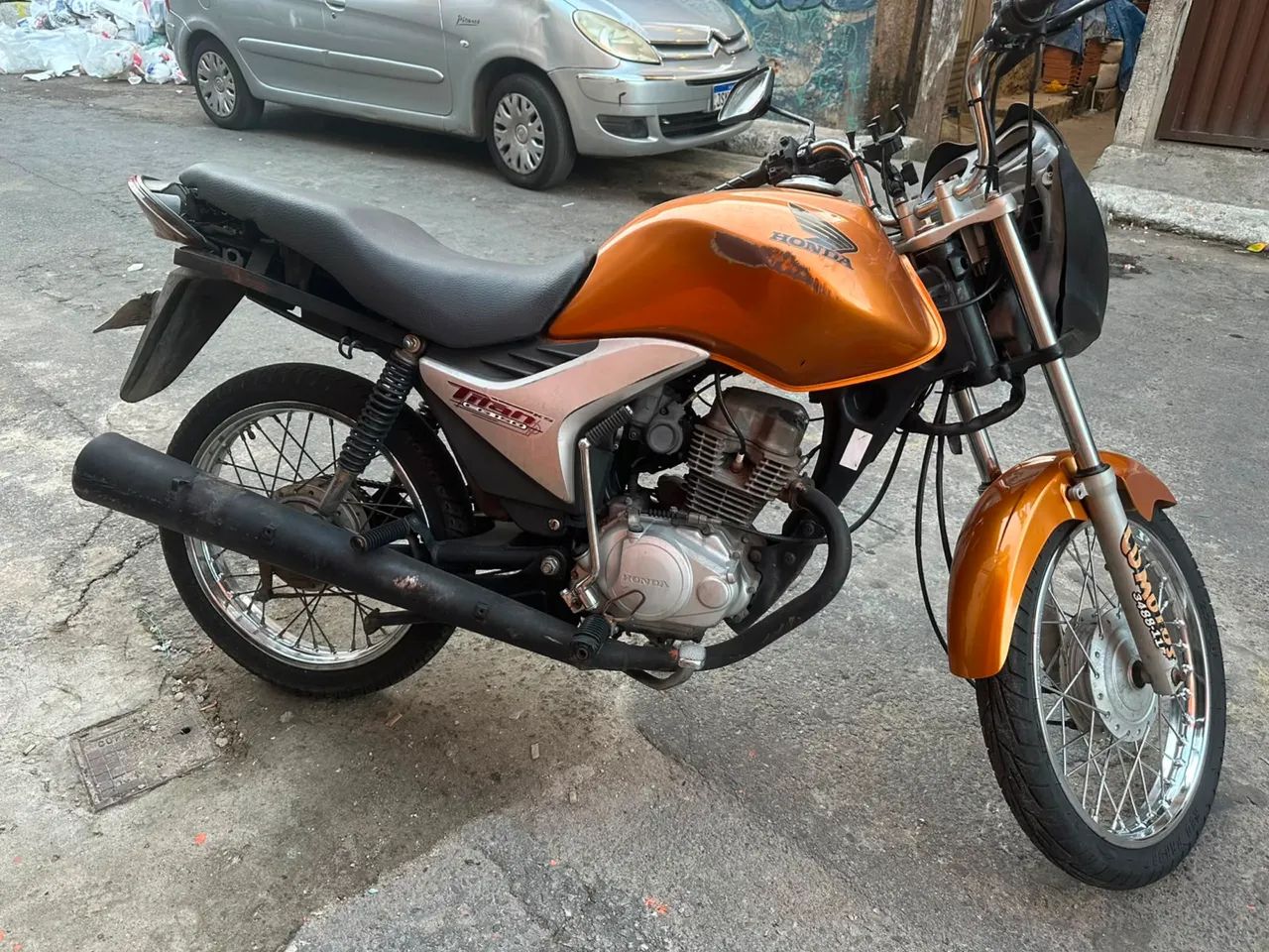 Abaixo da taba ela
