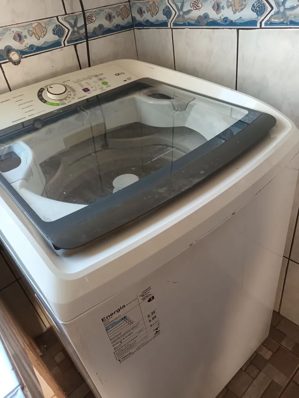 Máquina de lavar roupas usada.