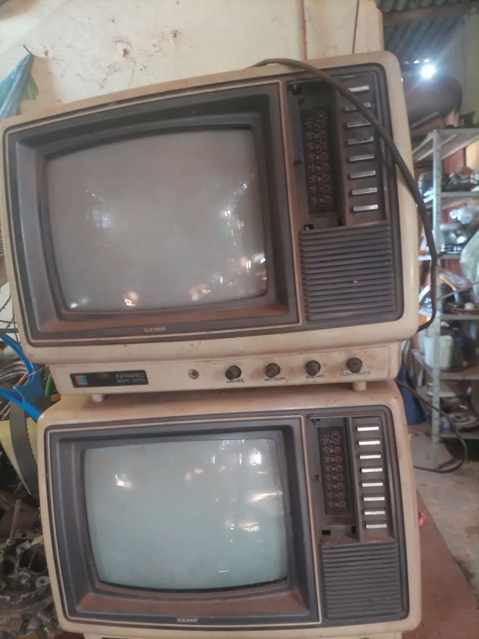 Televisão duas televisão antiga  está funcionando