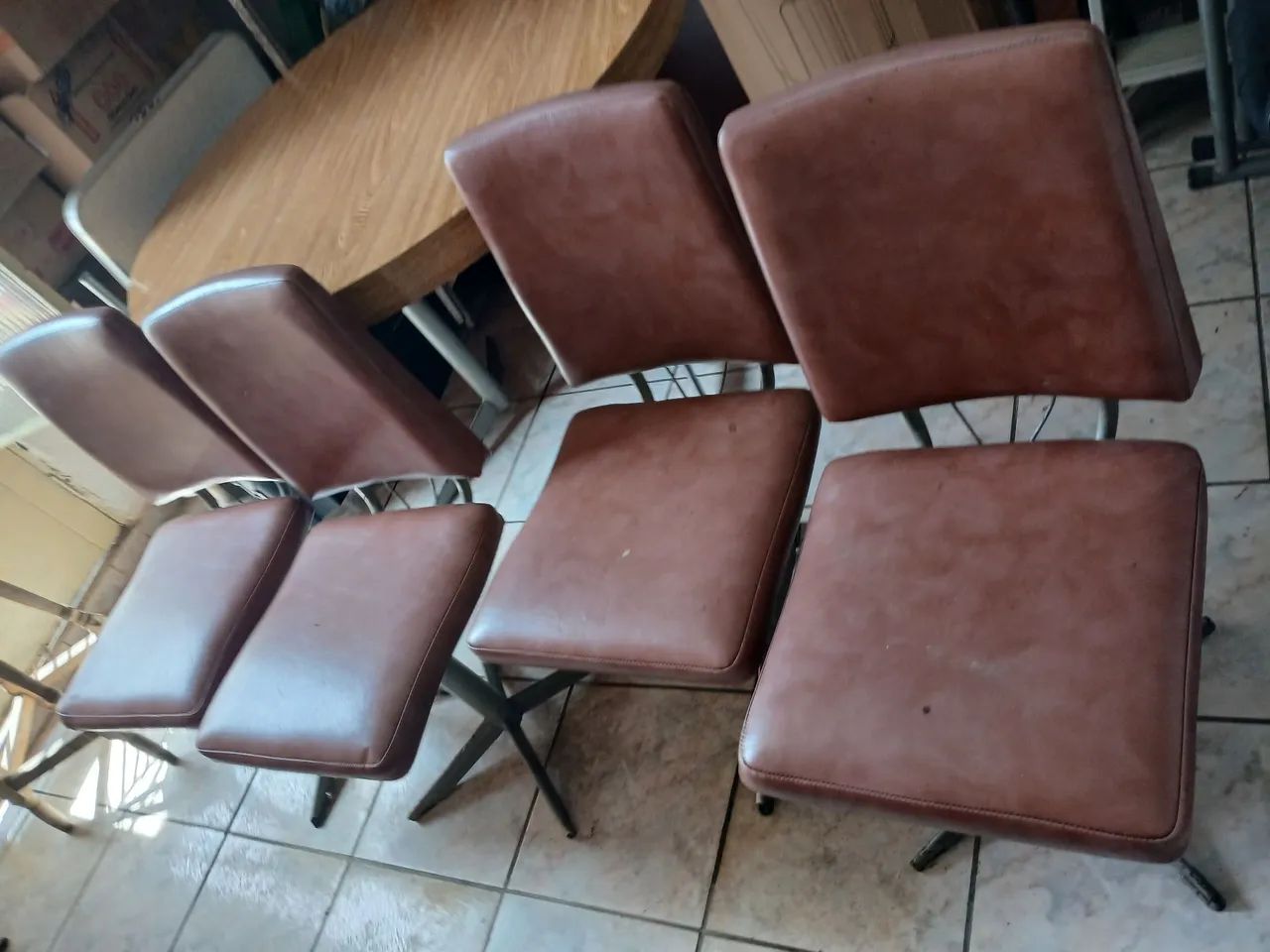 Mesa com extensor+4 cadeiras giratórias anos 60/70 - Foto 3
