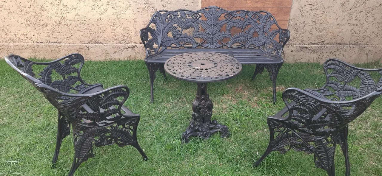 Conjunto de mesa e cadeiras  Samambaia em Alumínio Fundido usado
