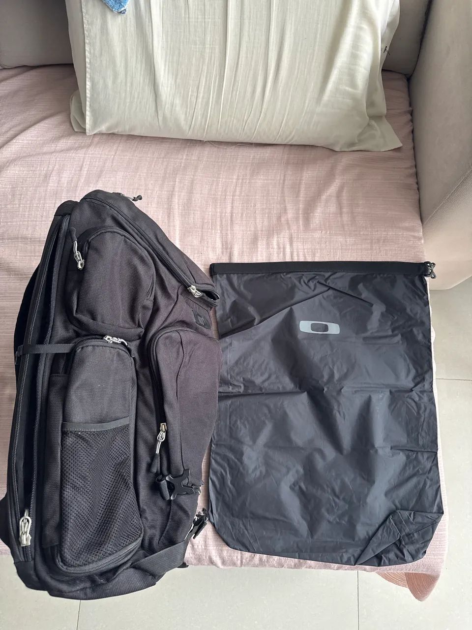 Mochila oakley preta resistente com diversos espaços e bolsos - Foto 3