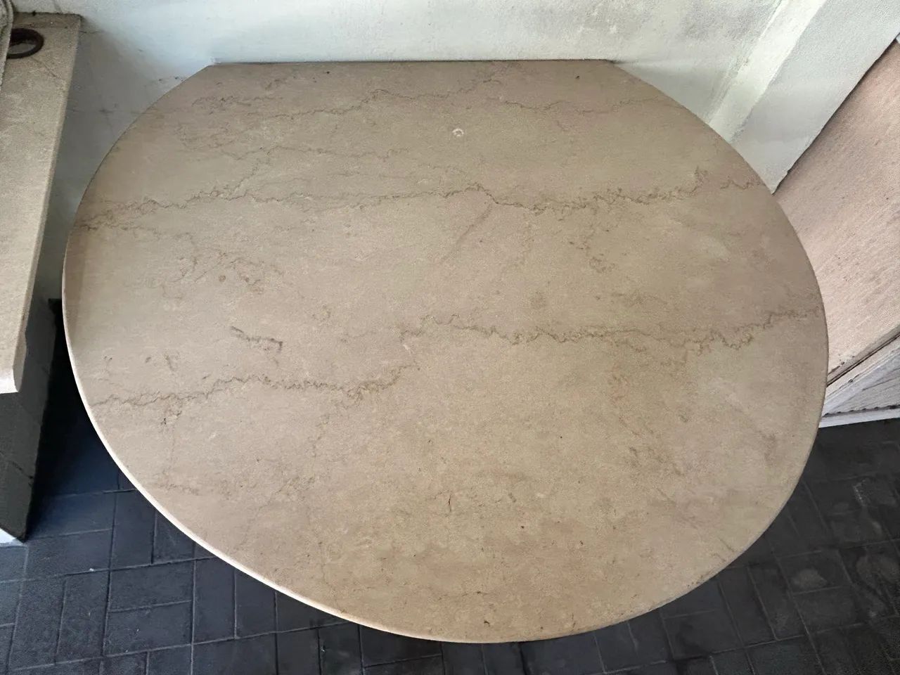 Mesa de pedra mármore e estrutura de ferro