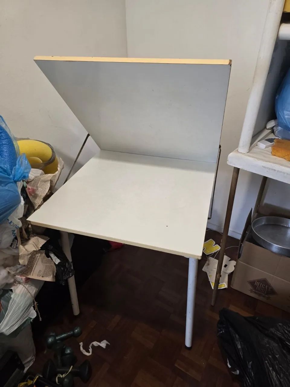 Mesa em fórmica branca + 2 bancos - Foto 2