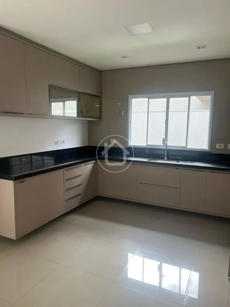 SOBRADO COM ARMÁRIOS E SOBRA DE TERRENO - Foto 3