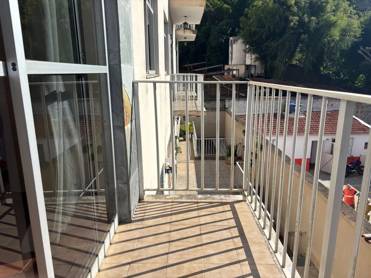 Apartamento mobiliado com varanda para locação - Foto 2