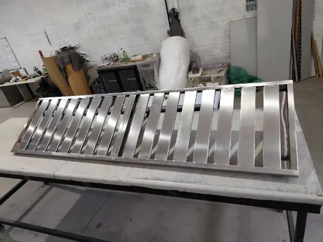 Prateleira aérea gradeada em inox para apoio operacional, comprimento 1,90 m - Foto 2