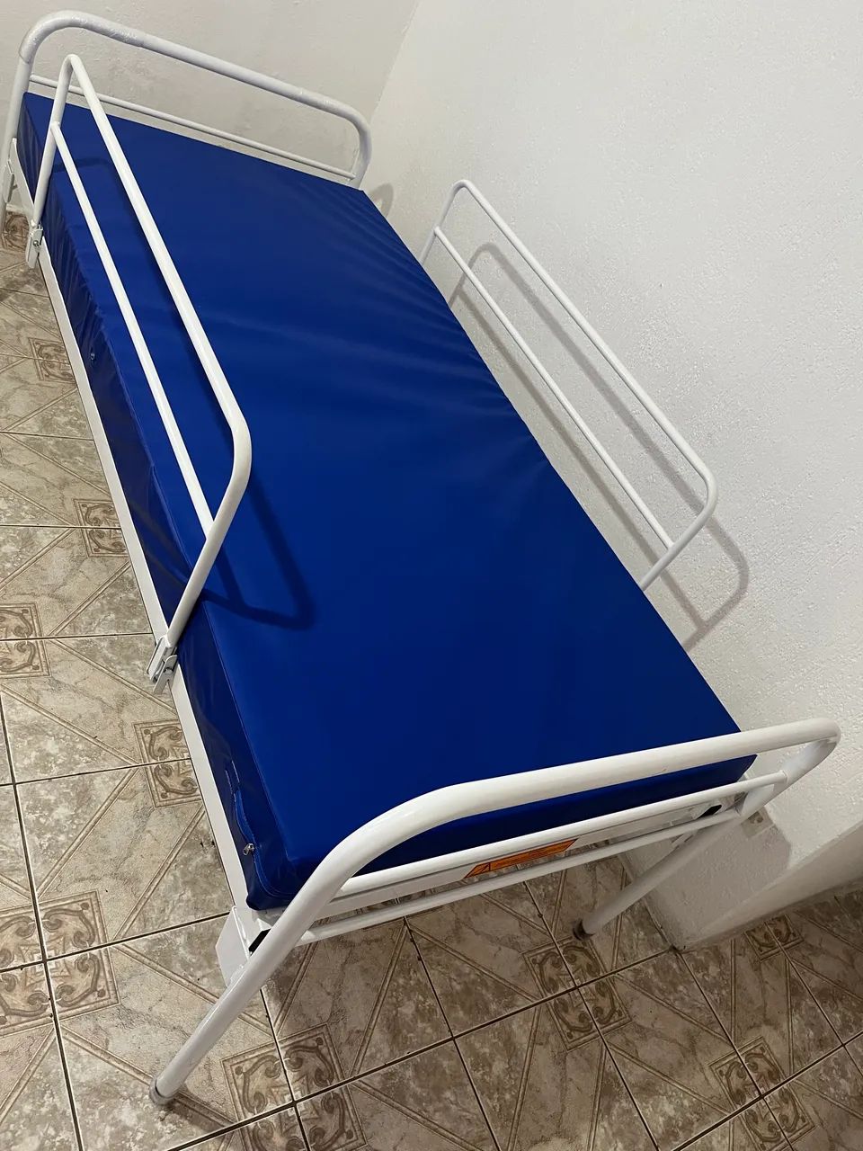 CAMA HOSPITALAR SIMPLES COM CABECEIRA MÓVEL E GRADES + COLCHÃO  - Foto 3