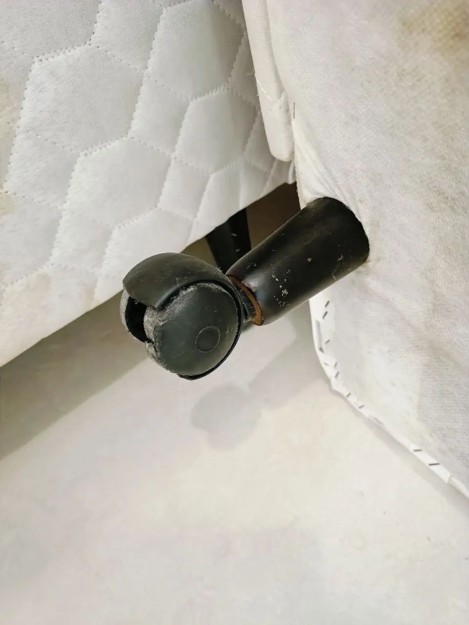 2 CAMAS DE SOLTEIRO RESISTENTES E COM GAVETEIROS  - Foto 5