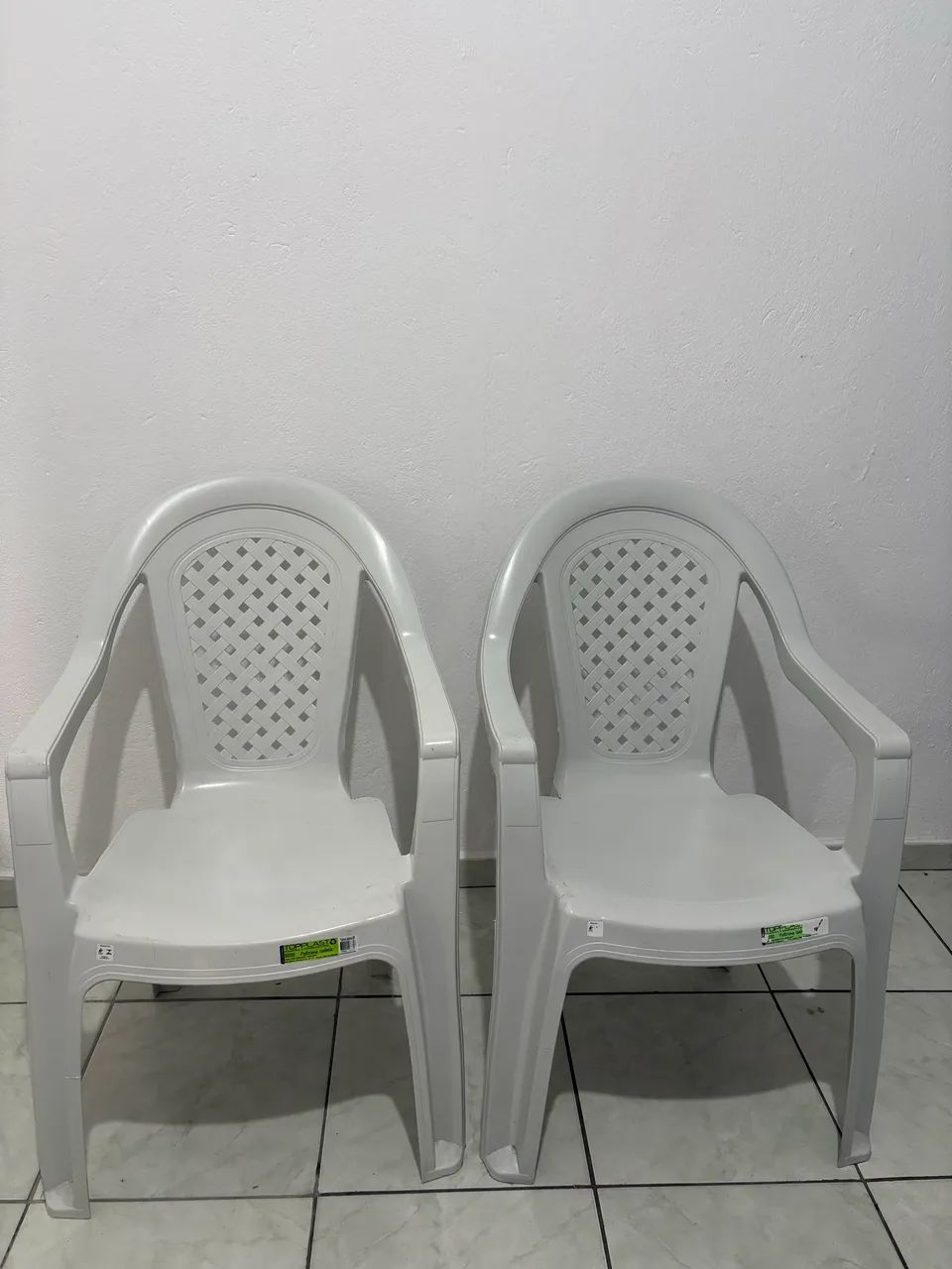 Duas Cadeira de plástico nova 