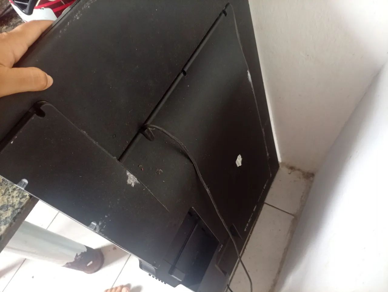 Vendo tv cc42 pra retirada de peças mas funciona normalmente com uma lista no meio - Foto 2