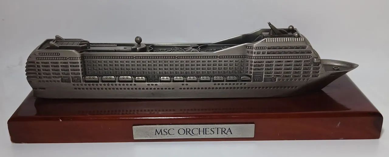 Miniatura do navio MSC Orchestra - Falta uma peça 