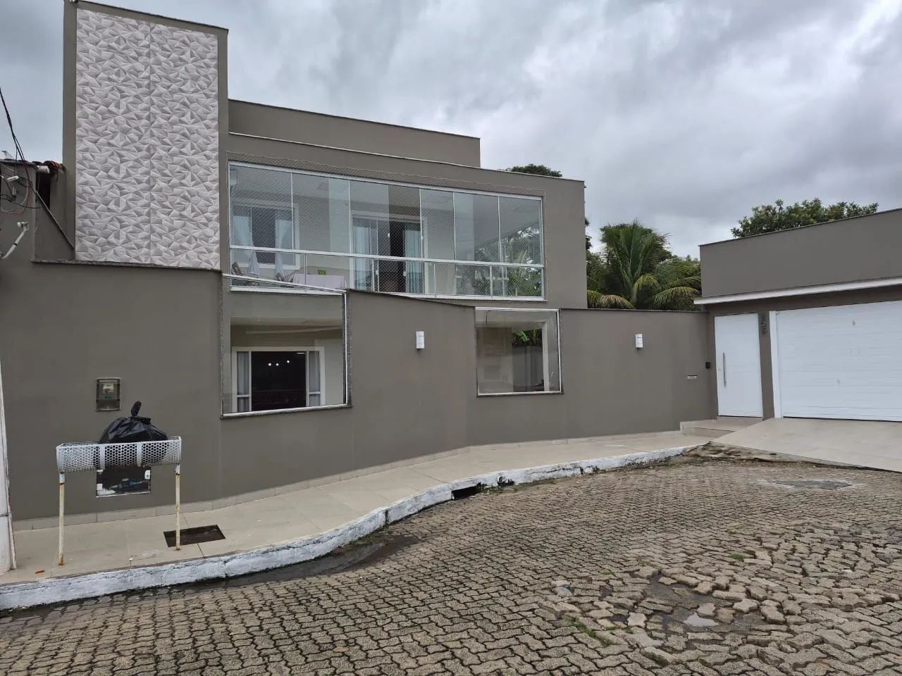 Casa com 06 quartos na Colonia