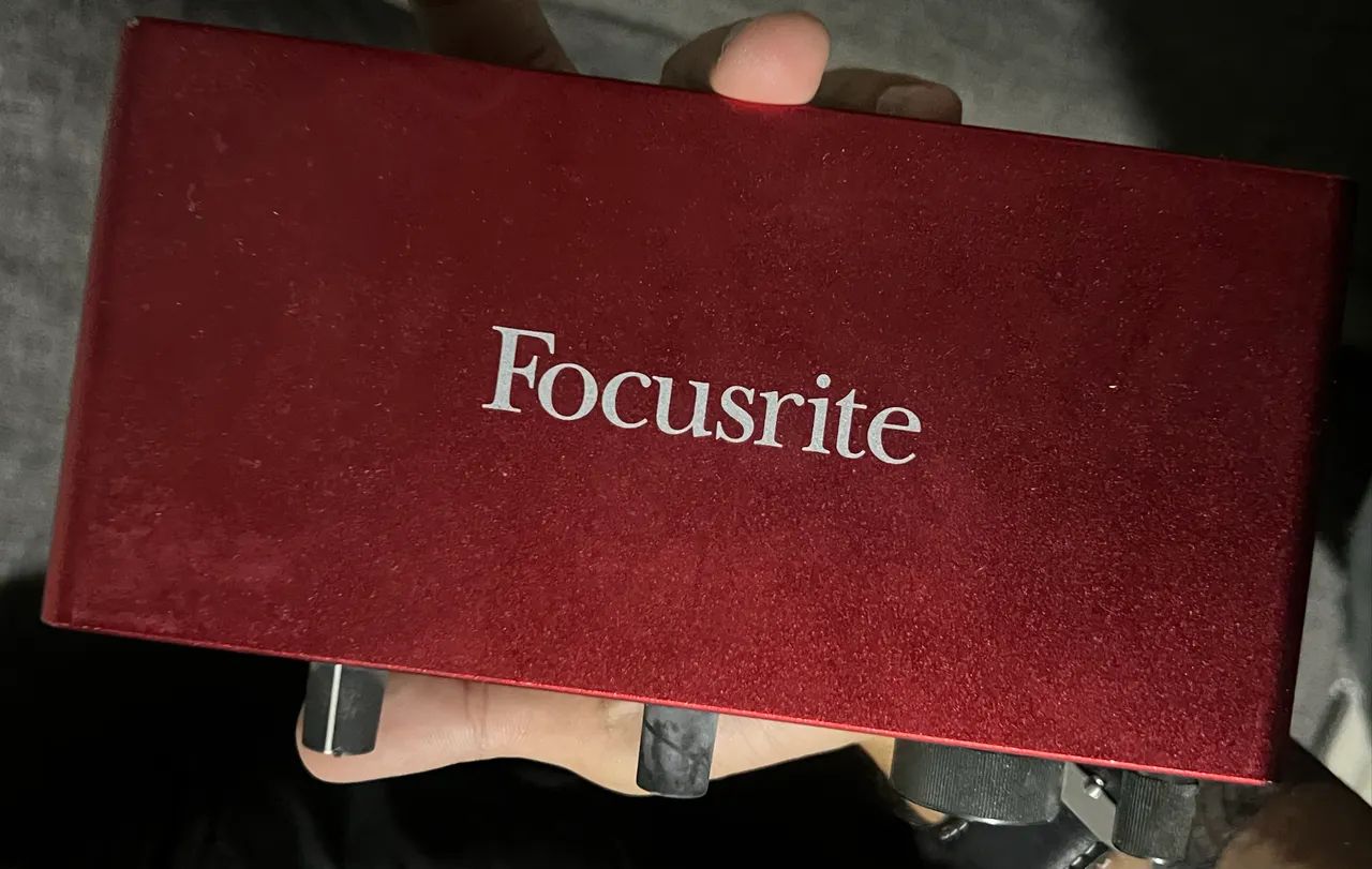 Interface de áudio Focusrite Scarlett 2i2 3ª Geração c/Microfone original 