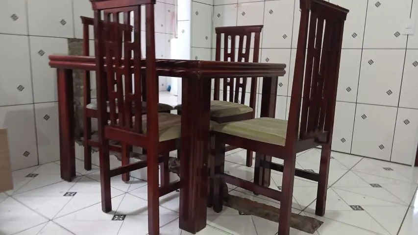 Mesa de madeira mogno + 4 cadeiras  - Foto 2