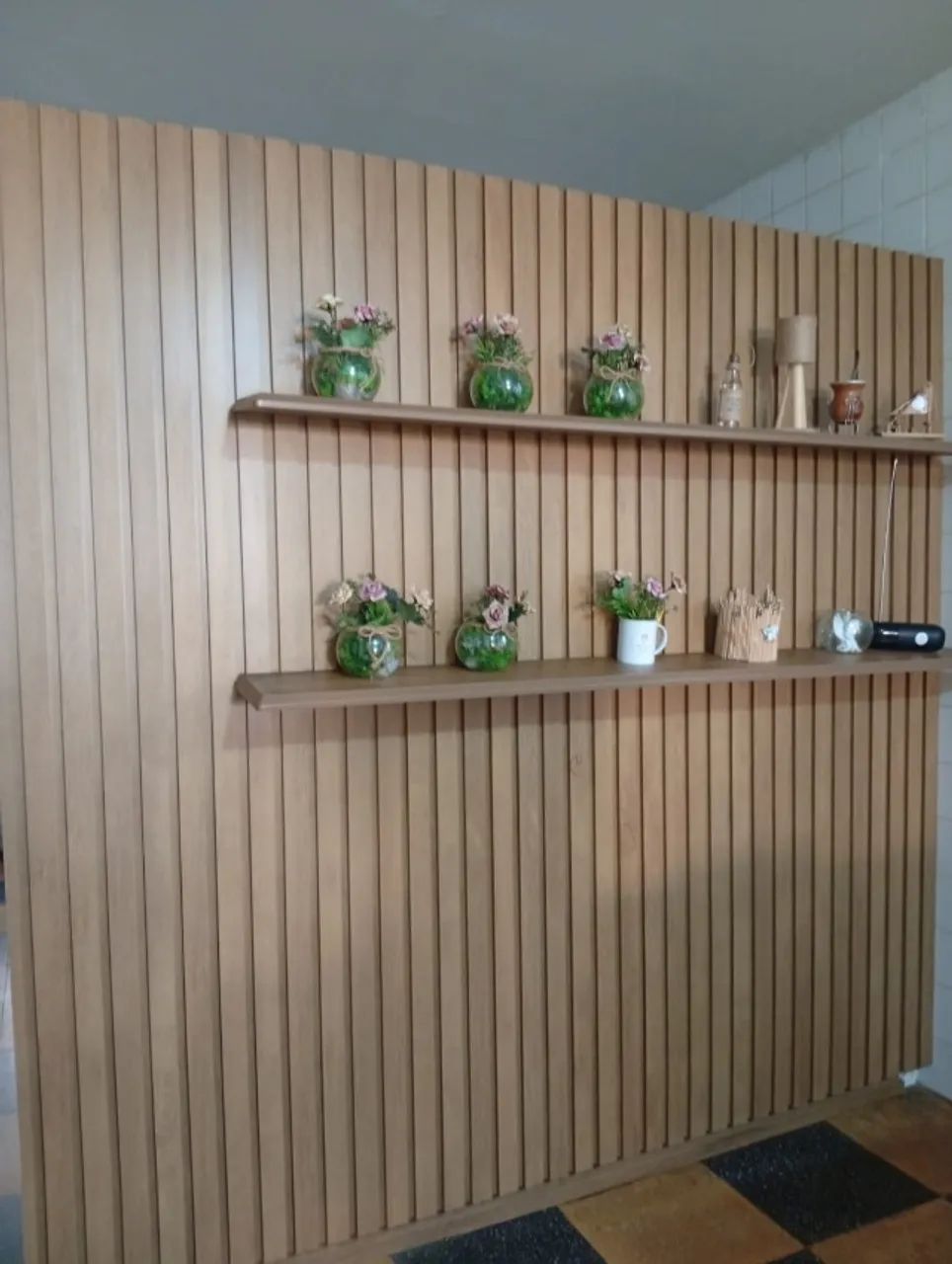 Painel ripado de madeira com duas prateleiras 2,25x2,25