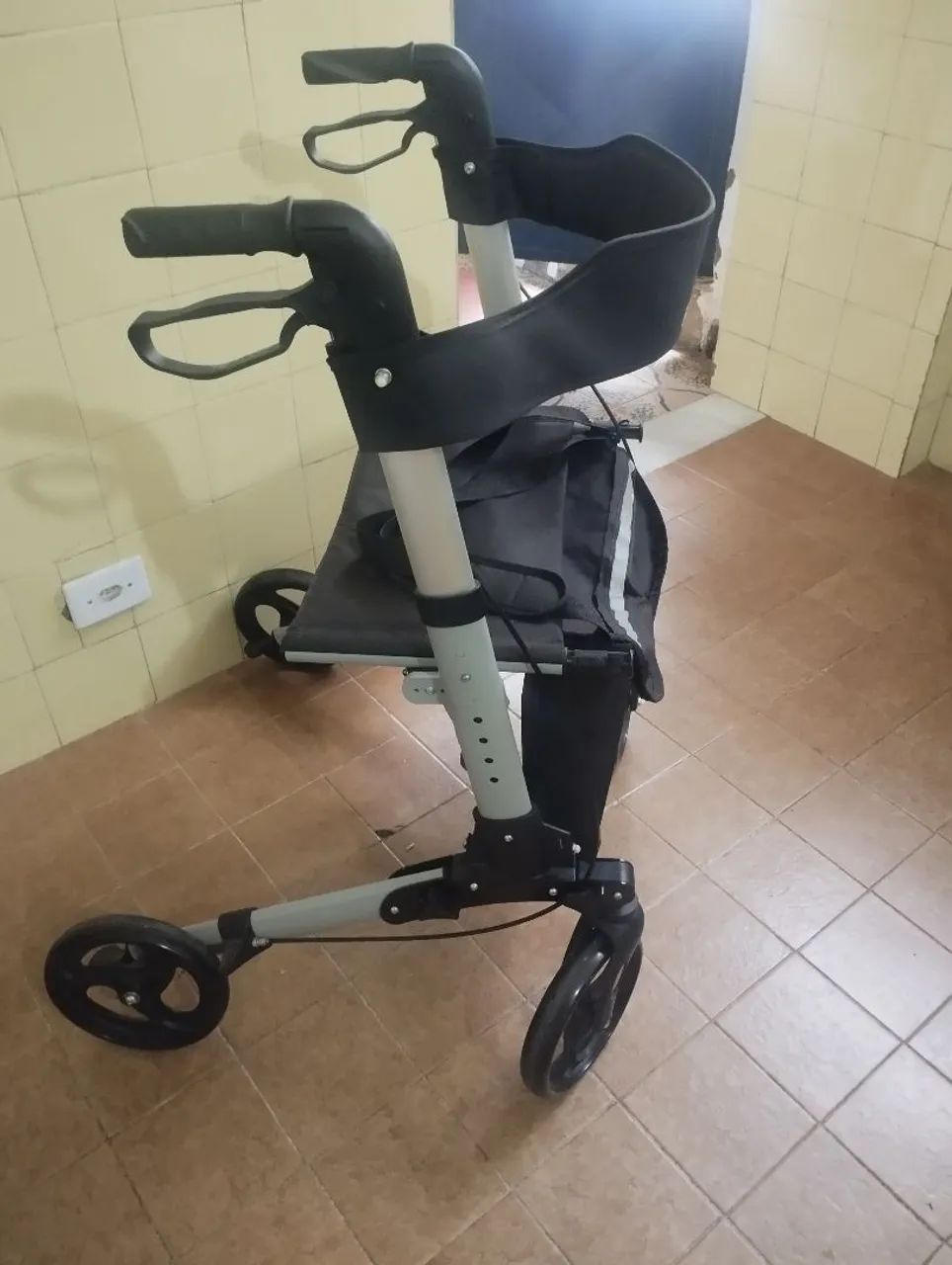 Andador de alumínio com 4 rodas  - Foto 2