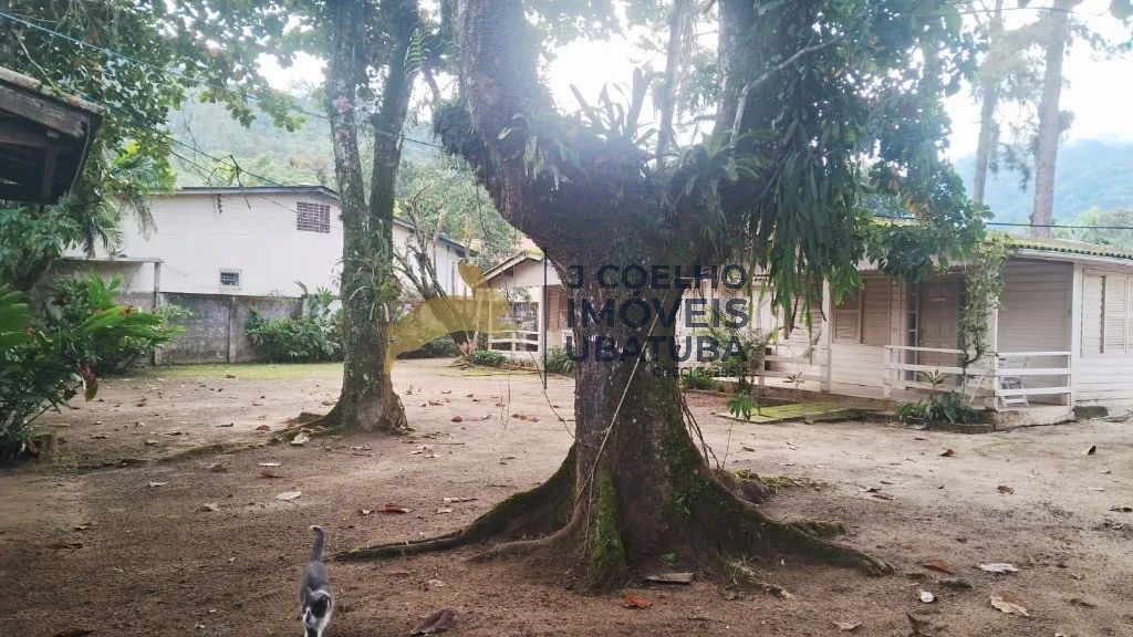 Pousada e chalés com amplo terreno perto da praia do Perequê Mirim