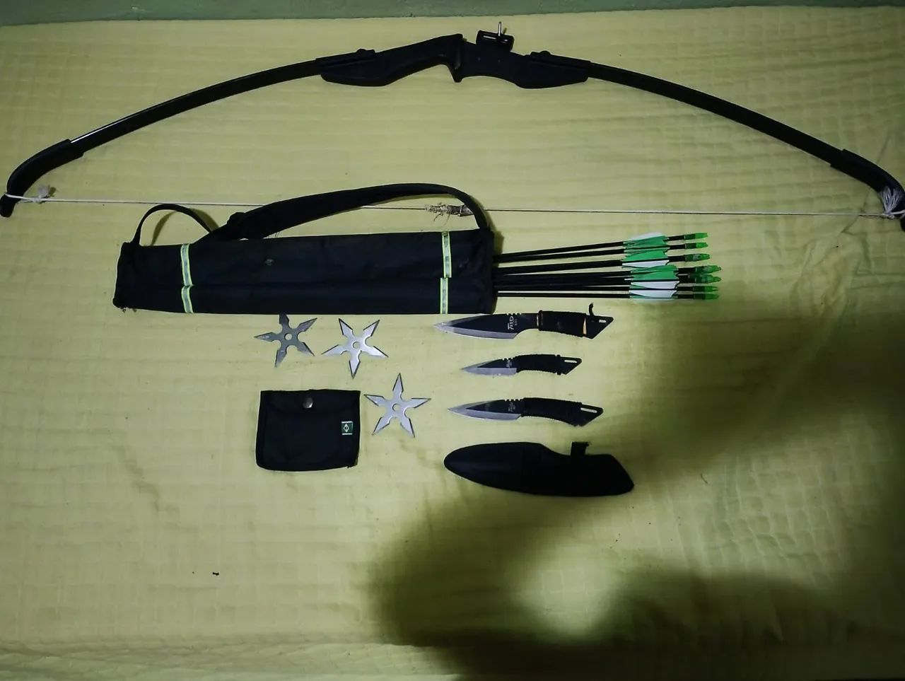 Arco e flecha profissional + shurikens e kunais ninjas 
