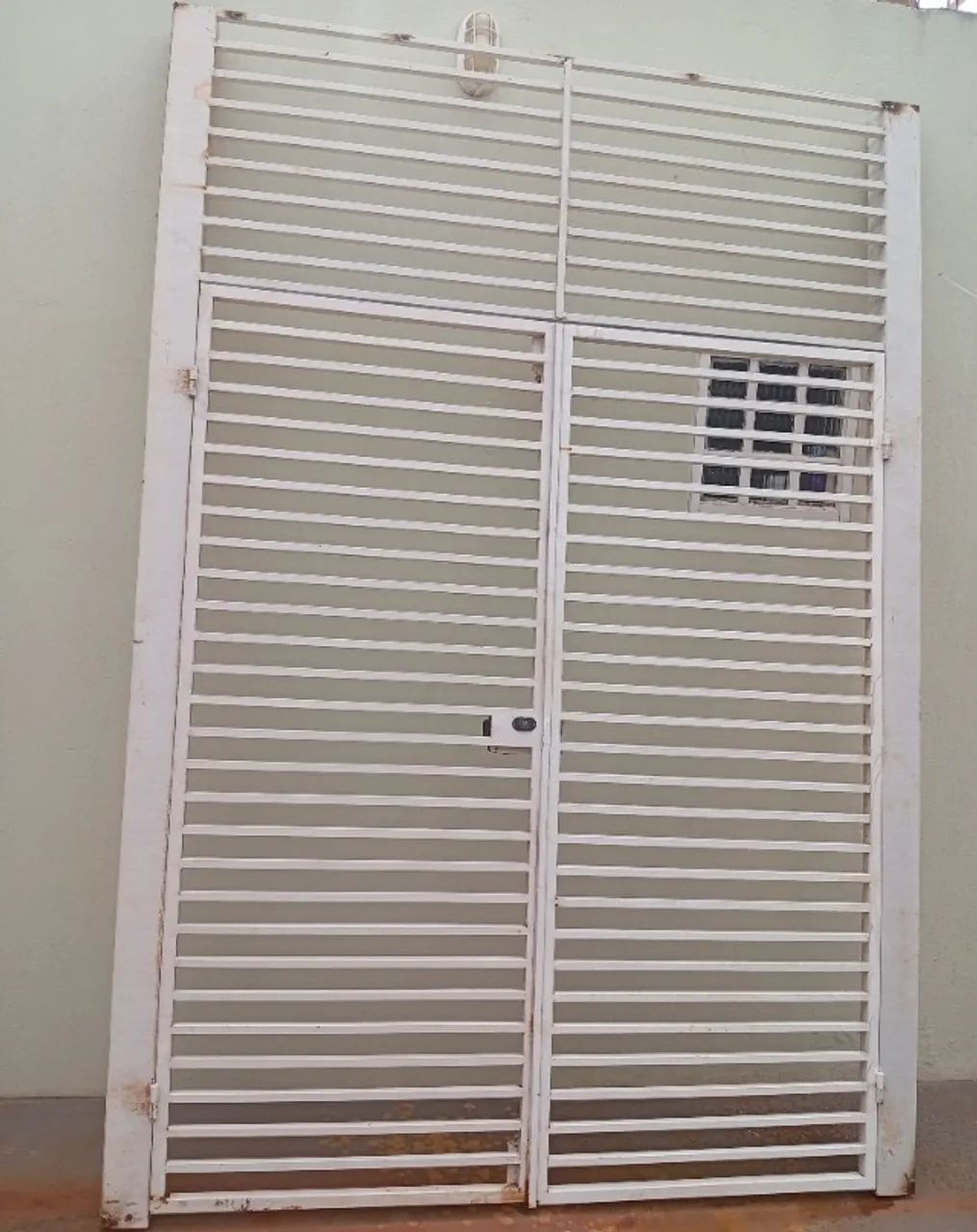 Grade: Grade  Altura: 2,79 Largura 1,90 Vai aberto: 1,70x2,08 Parte fixa encima: 0,67cm. 