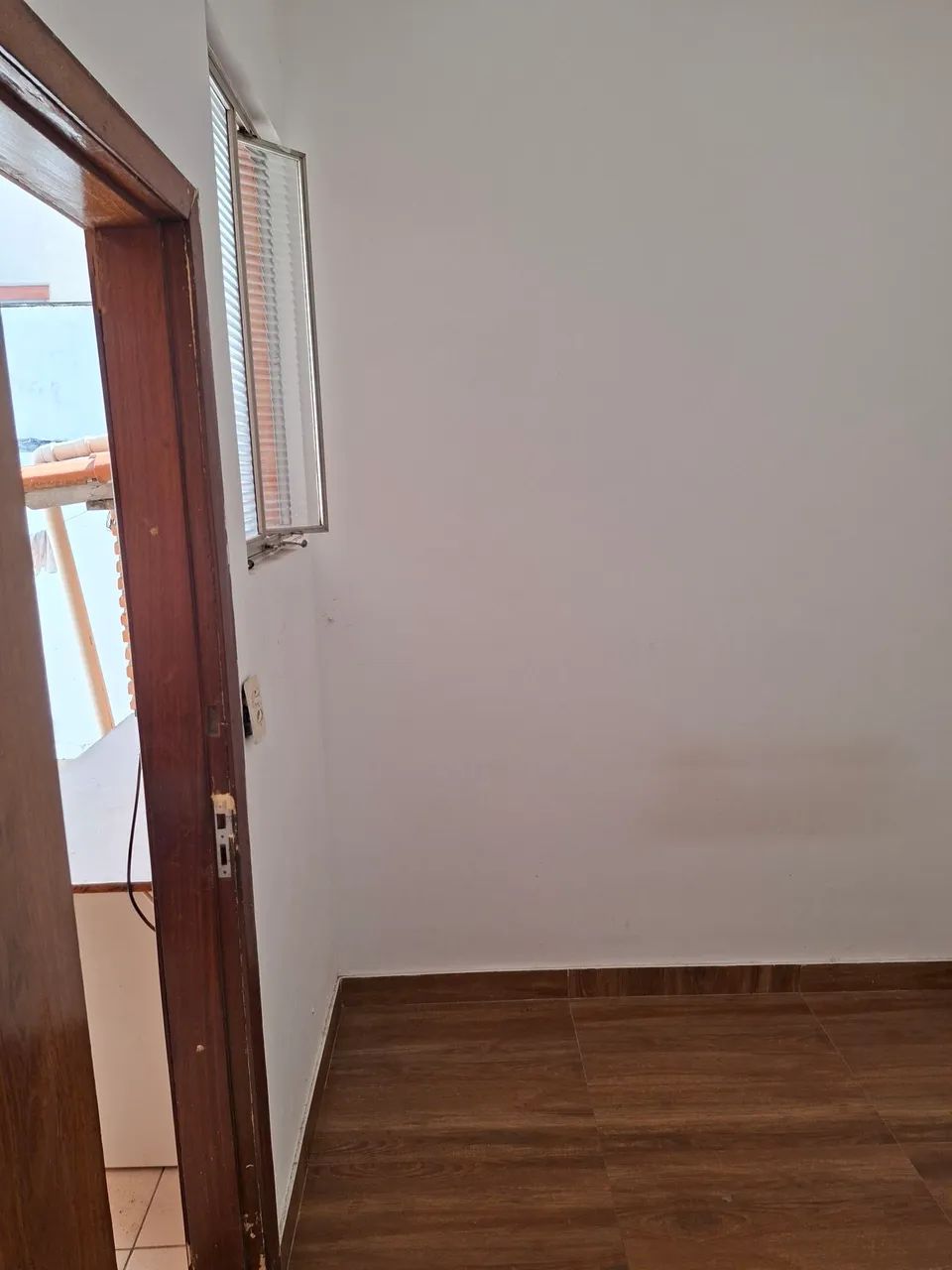 Aluga-se quarto com banheiro 