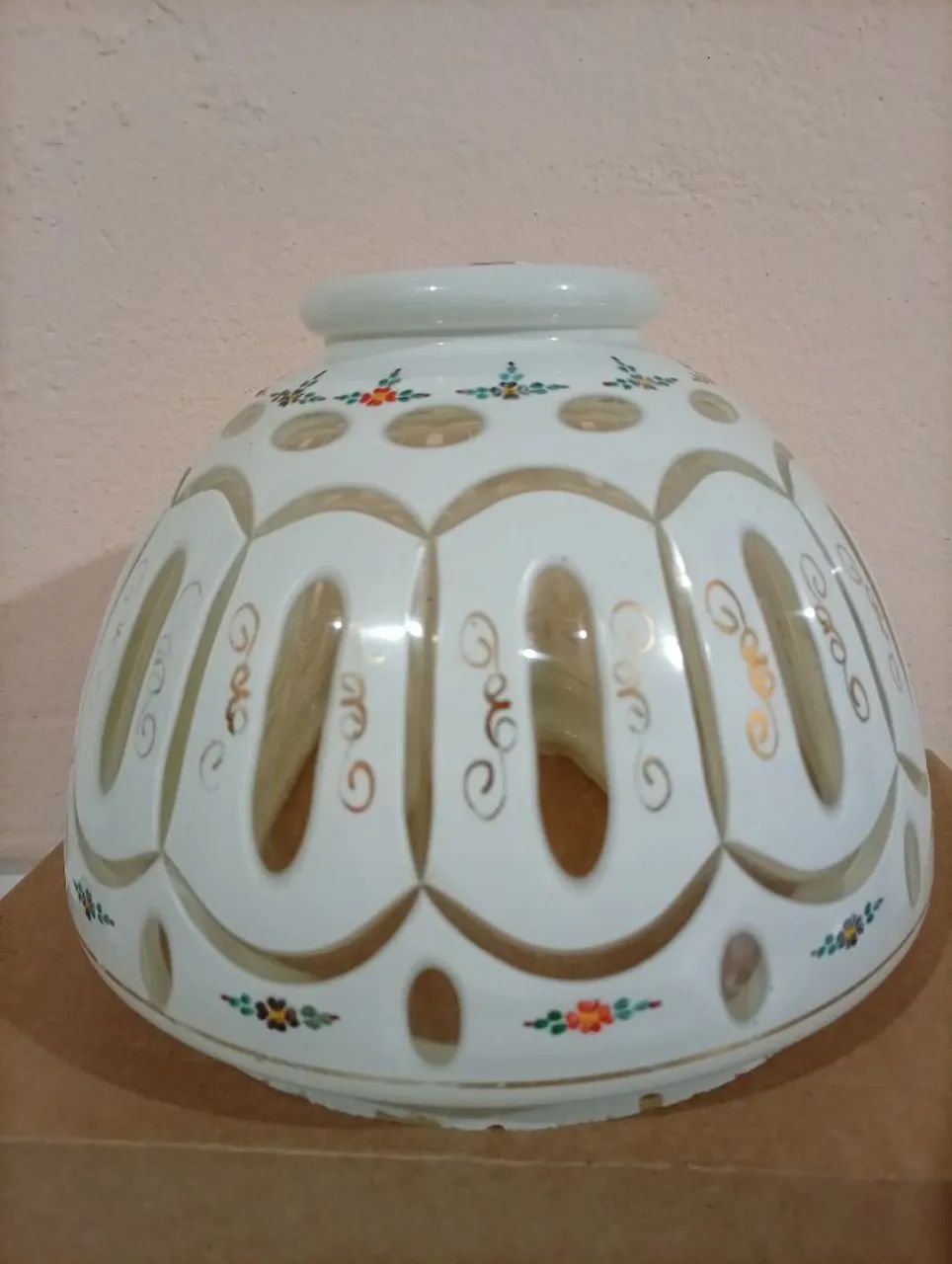 Cúpula para  lustre ou abajur de cristal Overlay opalino pintado a mão com bicados