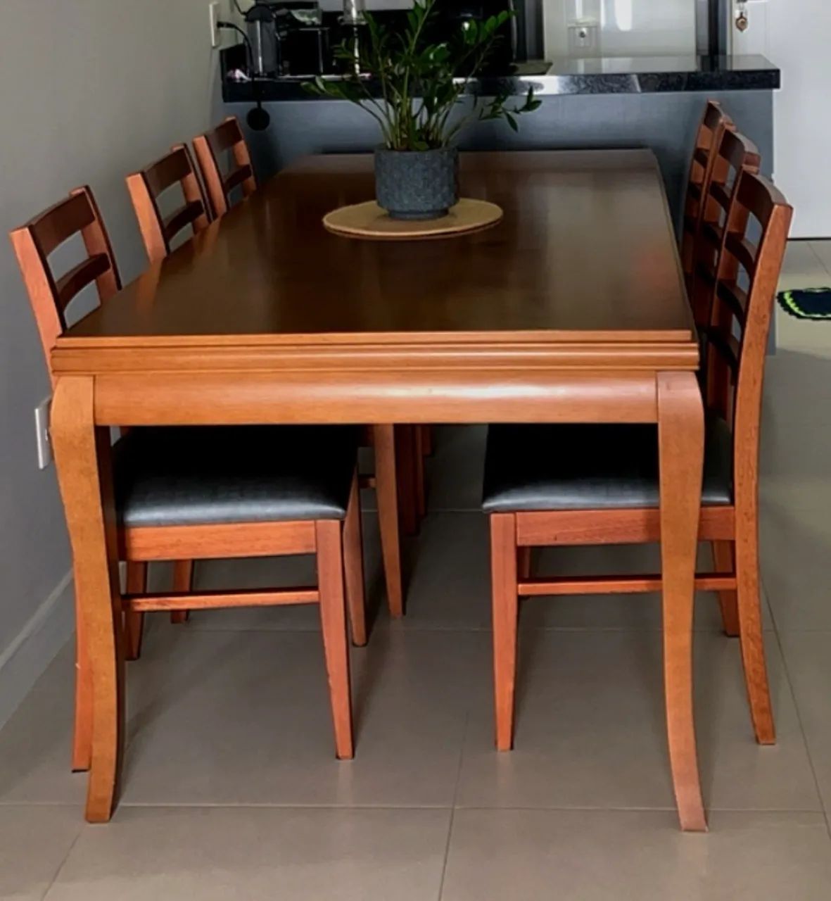 Mesa de jantar de madeira com 6 cadeiras - Foto 2