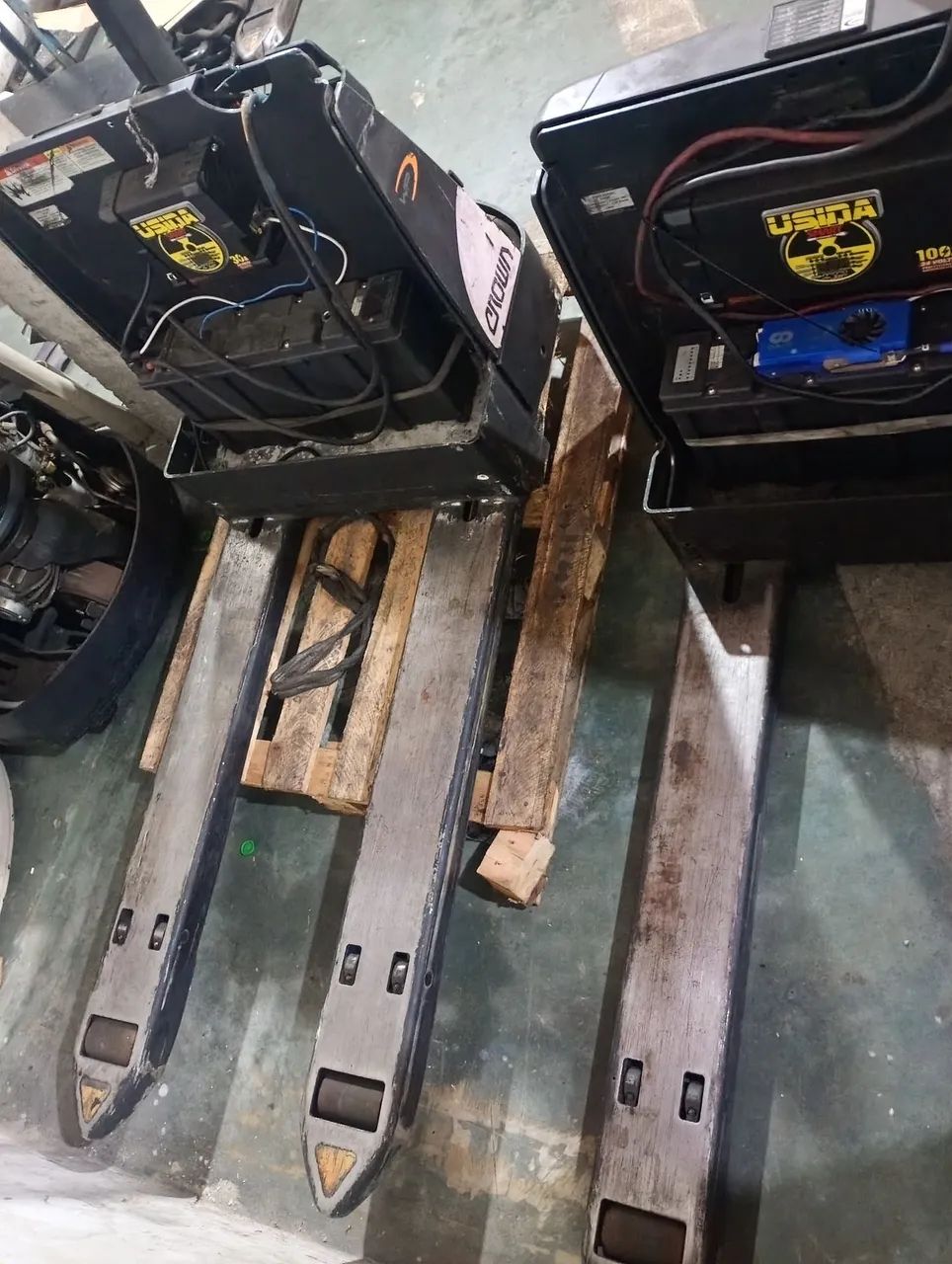 Vendo transpaleteira Elétrica da marca Crown - Foto 2