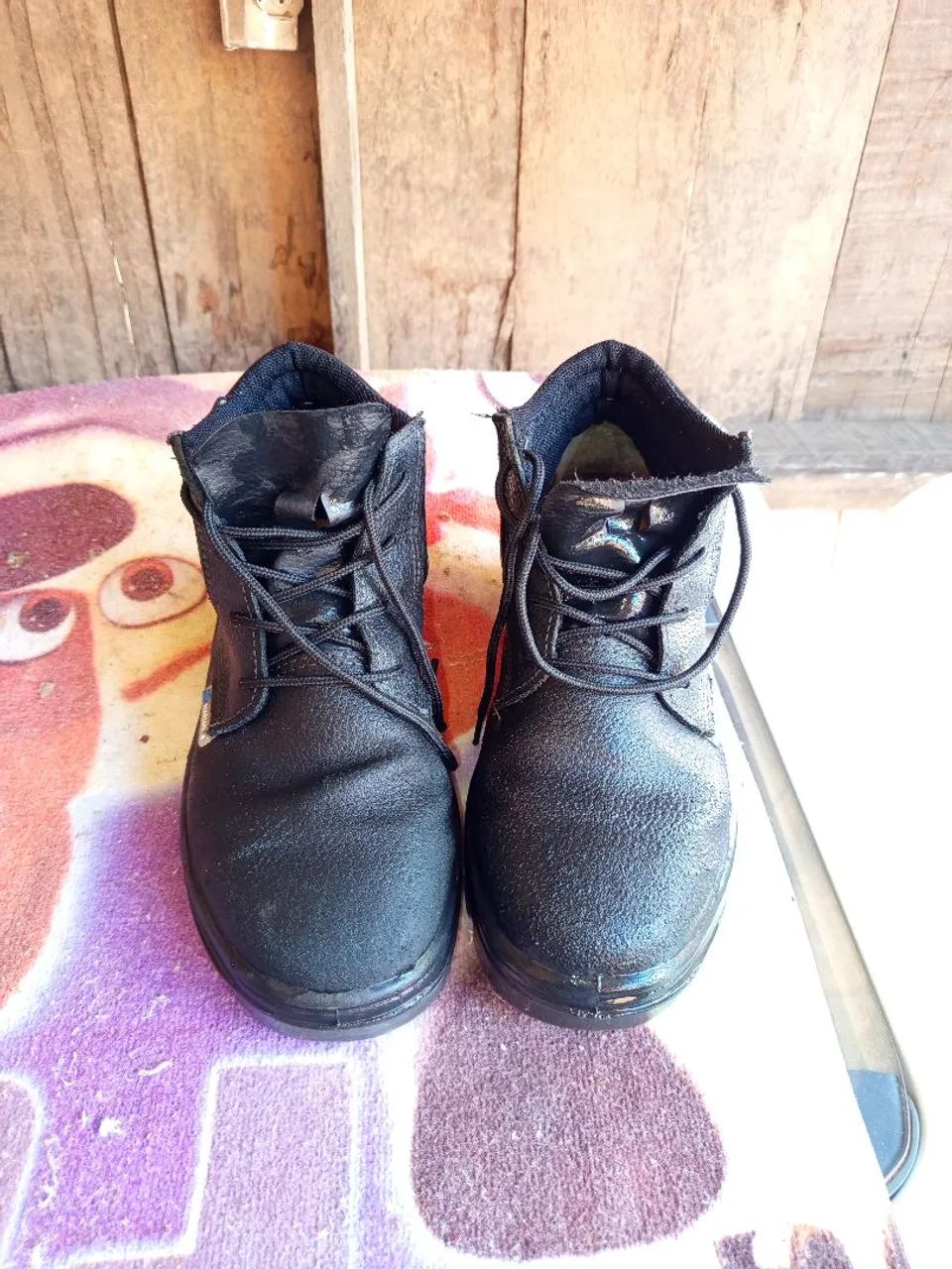 Vendo botina bico de aço, no tamanho 40  - Foto 2
