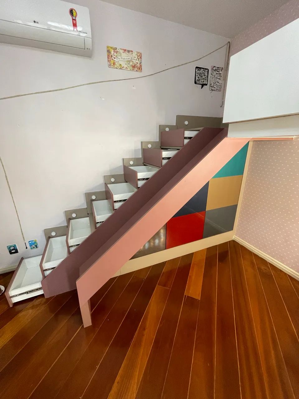     Quarto Infantil Planejado Completo com Cama Elevada, Escorregador e Escada-Gaveta - Foto 4