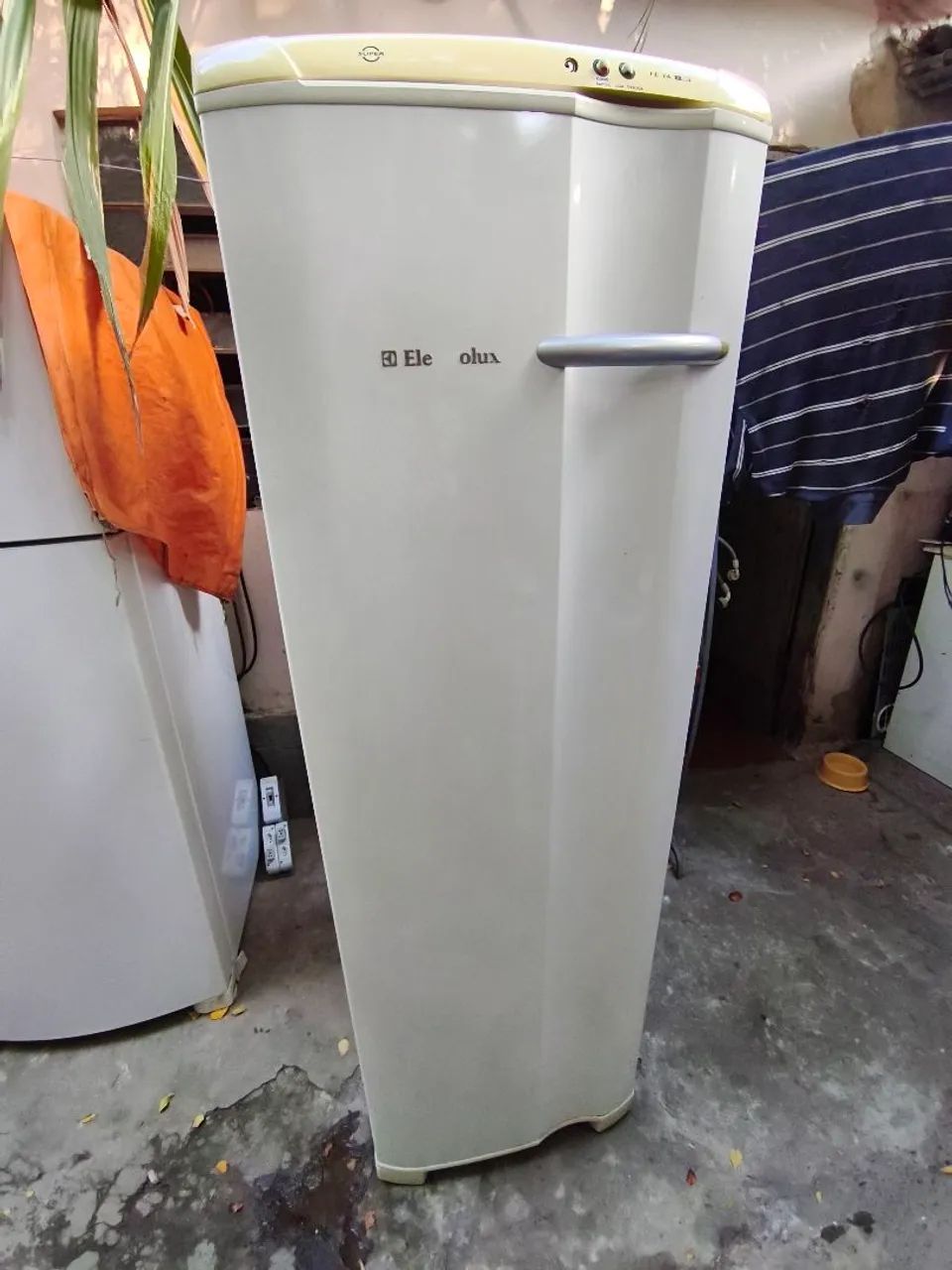 Freezer vertical 207 litros e 7 gavetas. 