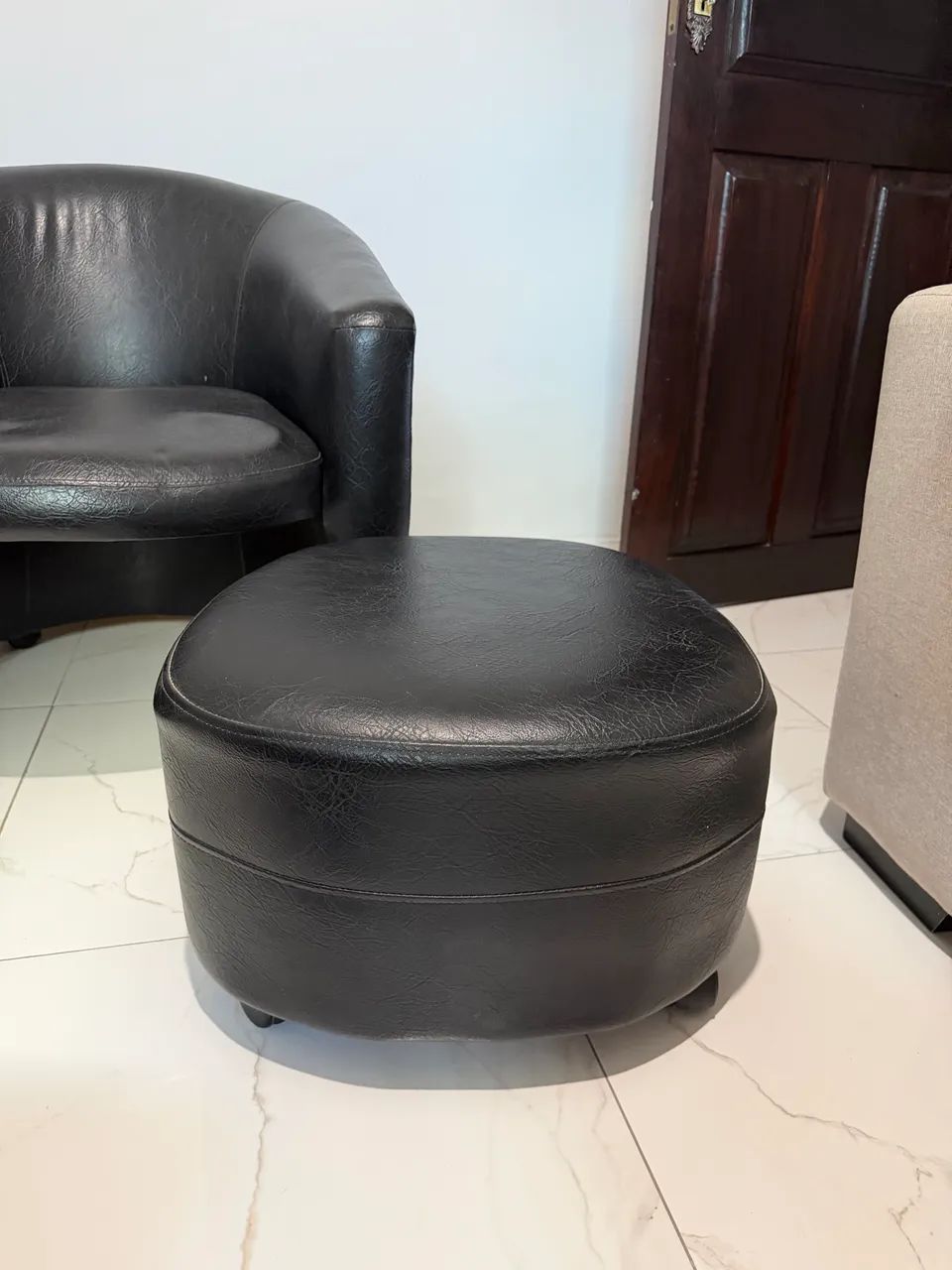 2 Poltronas de Couro + puff removível  - Foto 2