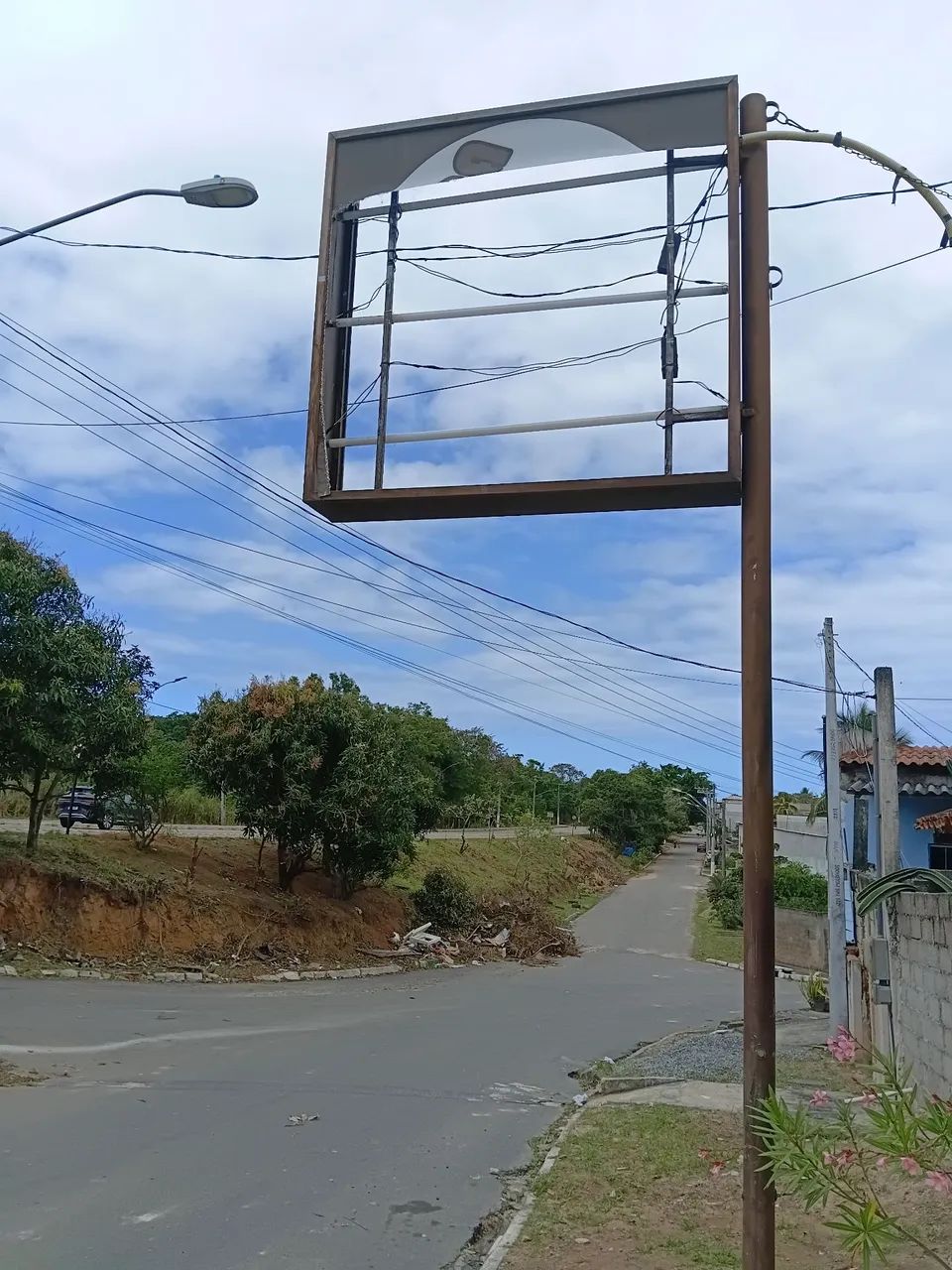 Placa totem 1,45 x 1,40 metro com 3 lampadas fluorescente(precisa trocar lampada e lona)