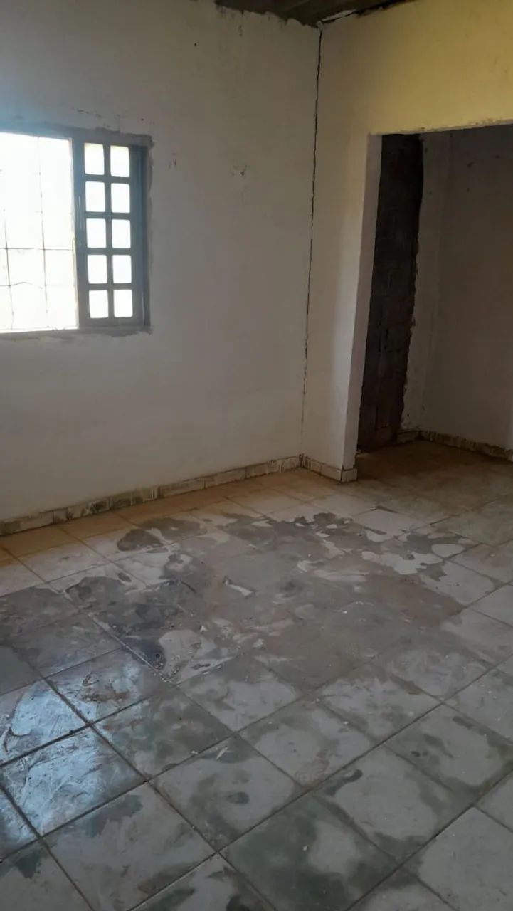 Aluga casa dos fundos