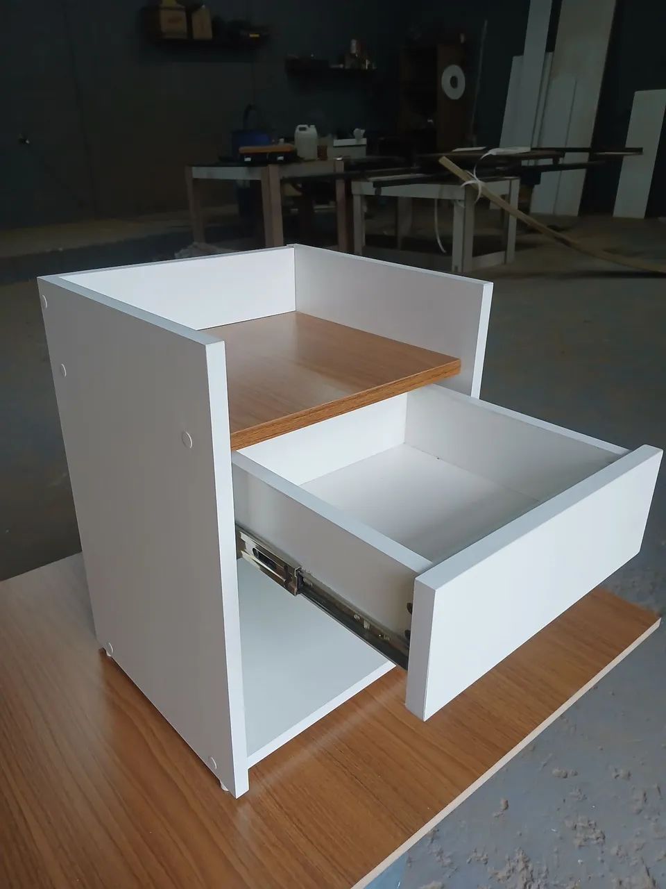 Mesa de Cabeceira em MDF - Branca com Amadeirado - Foto 4