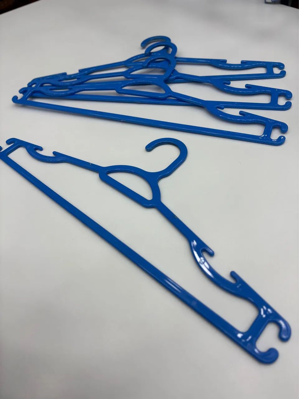 Kit com 10 Cabides Plásticos Azuis - Foto 4