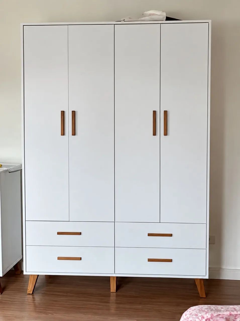 Armário Branco 4 Portas e 4 Gavetas