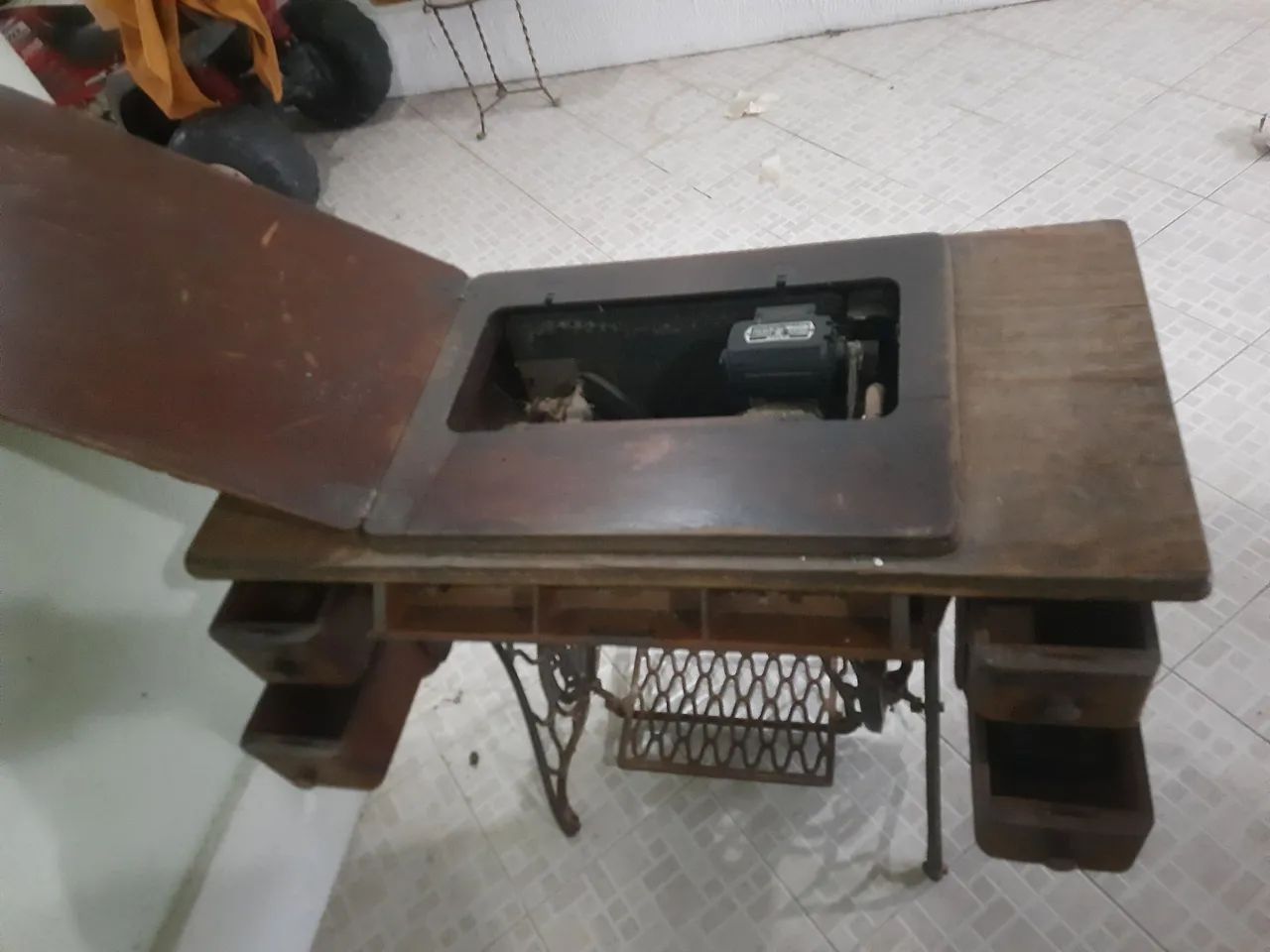 Máquina de costura antiga e funcionando - Foto 3