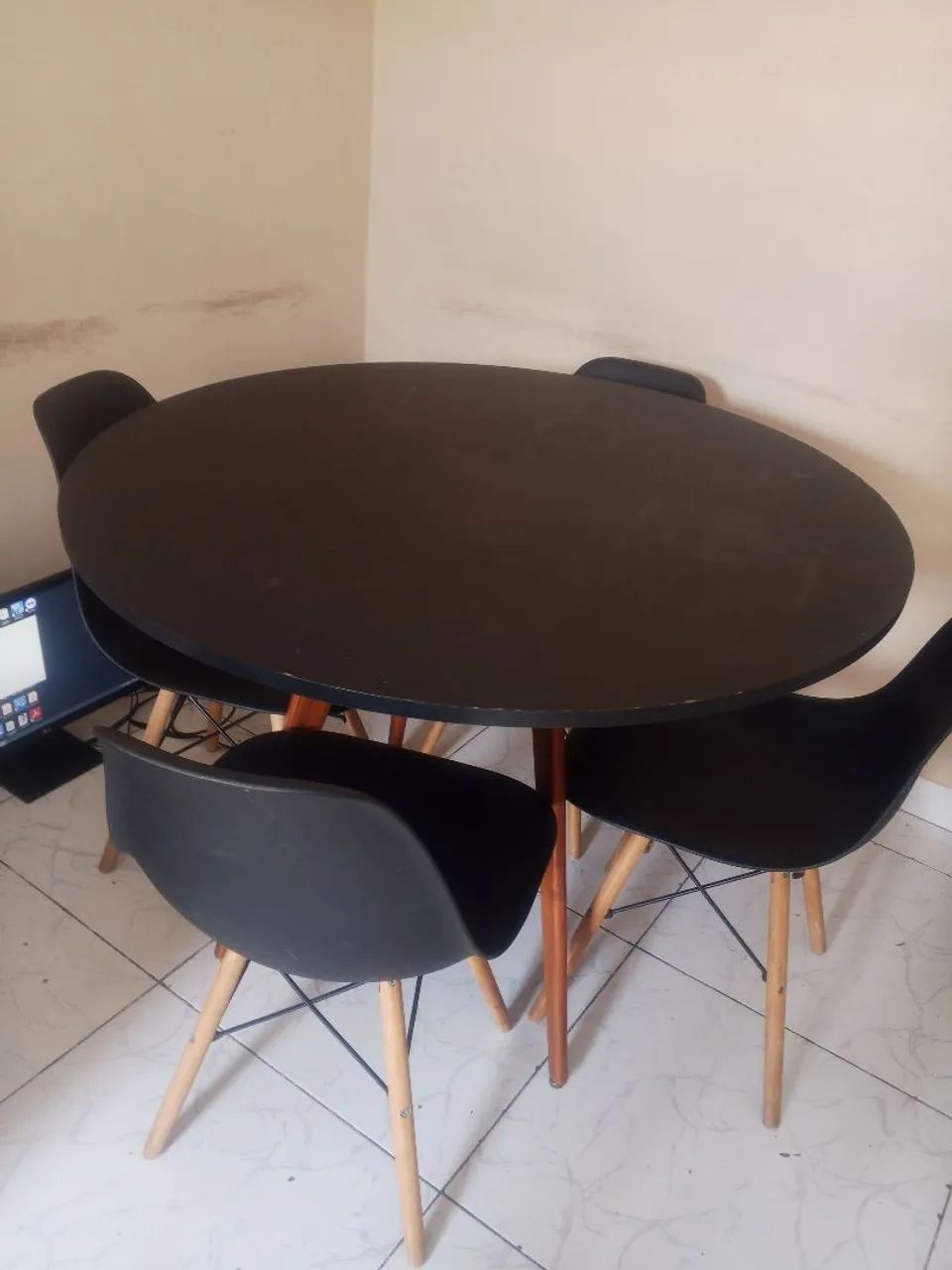 Mesa com 4 cadeiras 