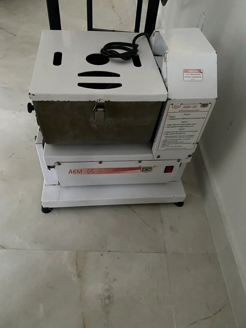 ela é uma Amassadeira Basculante Maná 05 kg. - Foto 5