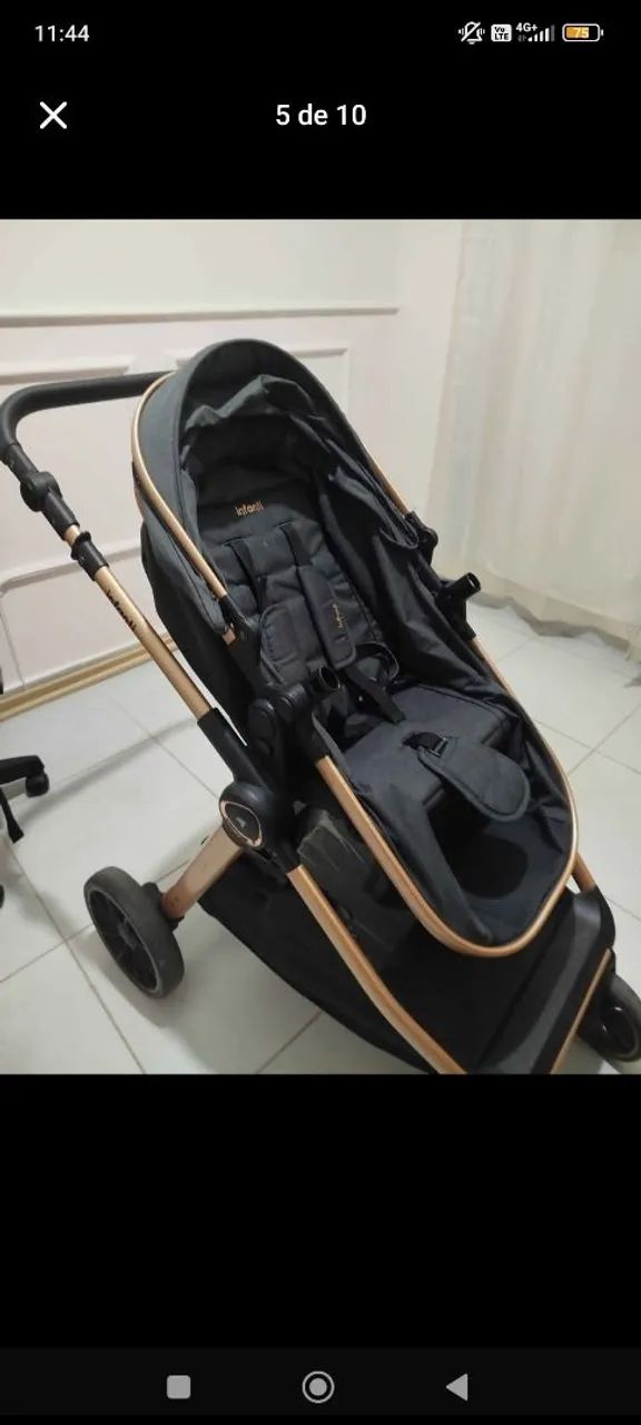 Carrinho de bebe com bebê conforto.