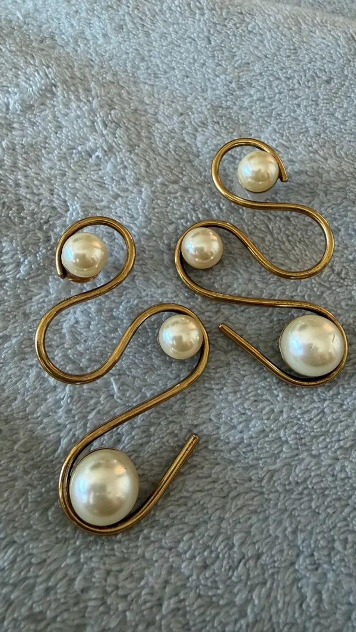 Brinco SD Dourado com Pérolas - Design Moderno e Sofisticado - Foto 2