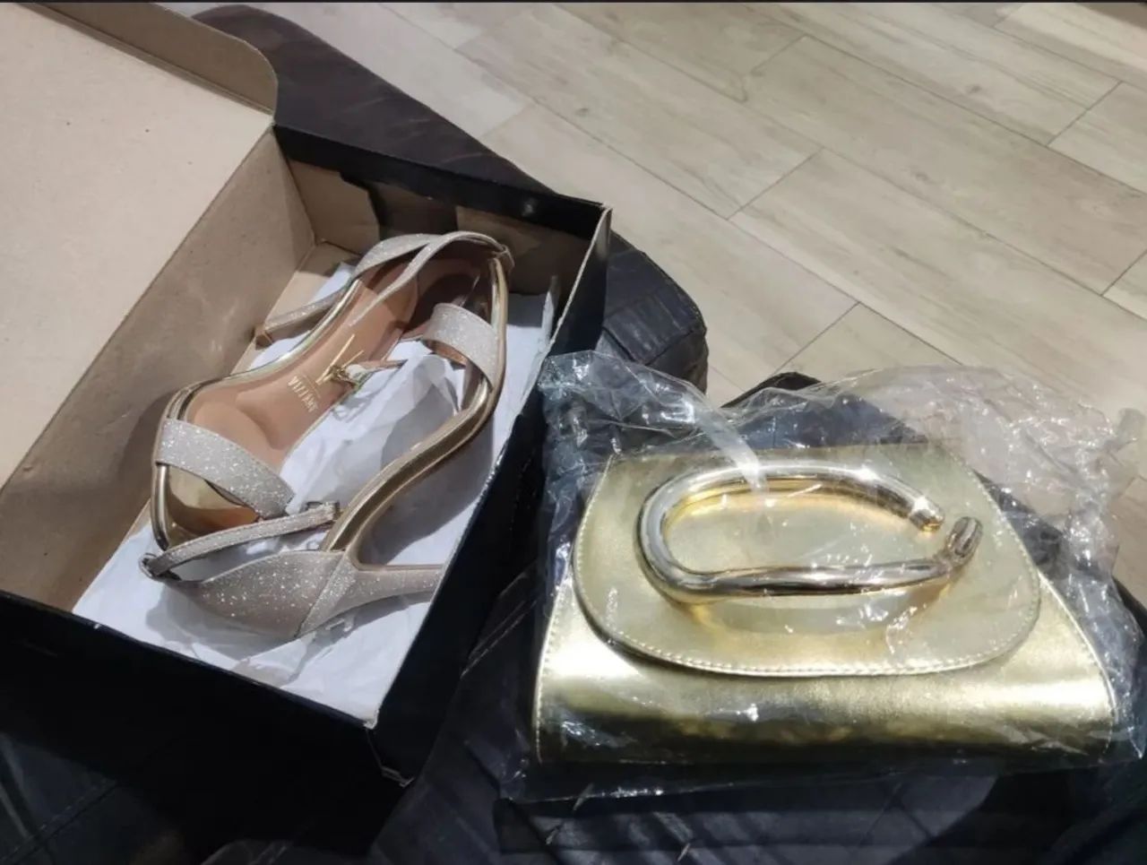 Sandália Vizzano dourada N°35 + bolsa combinando 