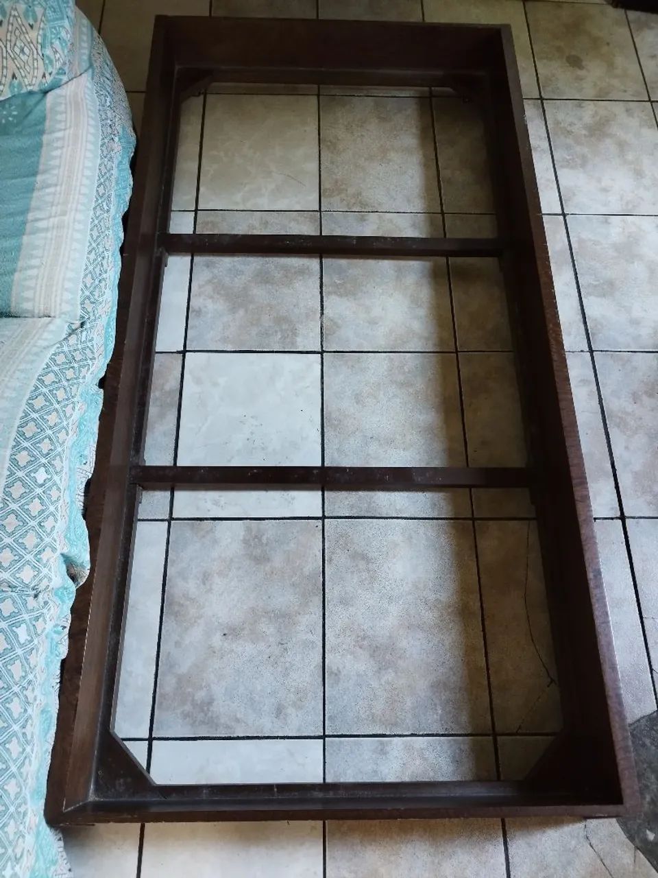 Cama auxiliar com rodinhas 