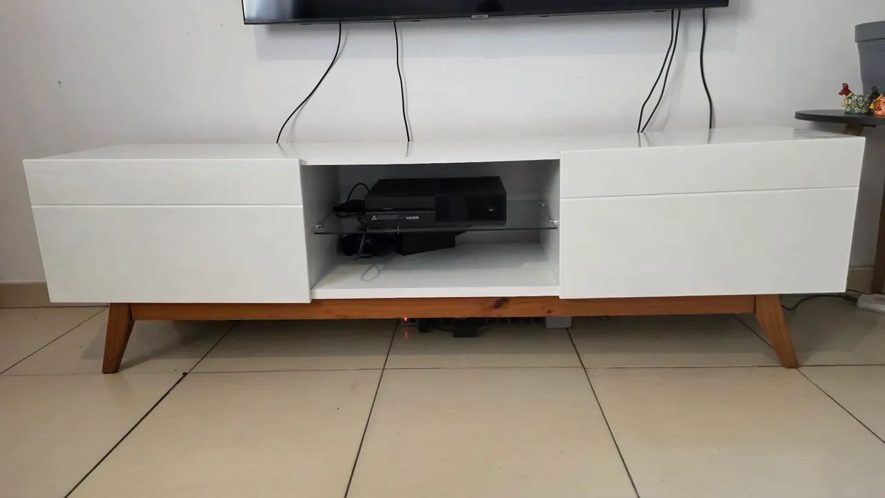 Rack para TV Retrô Branco com Pés de Madeira Maciça e Gavetas